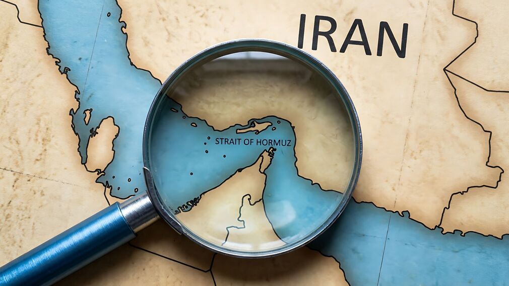 Shipping companies remain cautious about resuming transit through Strait of Hormuz after US-Iran peace deal agreed. Image source: Adobe Stock